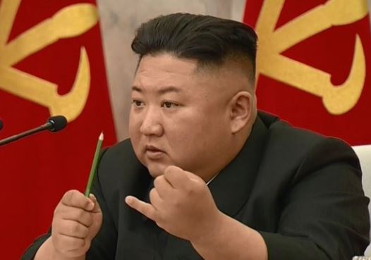 북한은 김정은 국무위원장이 주재한 가운데 당 중앙군사위원회 제7기 제4차 확대회의를 열었다고 조선중앙TV가 24일 보도했다. 한 손에 연필을 쥔 김정은 위원장이 손가락으로 숫자를 세며 설명하고 있다.