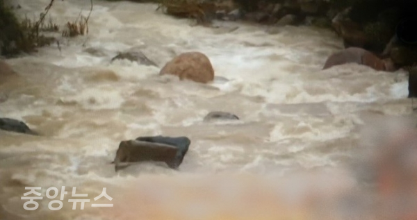 중국도 한 달째 폭우가 이어지면서 양쯔강은 곳곳이 경계수위가 넘어 '홍수 경보'가 내려진 상태다.(중앙뉴스 DB)