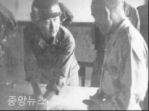 신성모 국방부장관에게 브리핑하고 있는 백선엽 준장(왼쪽) 국방부 군사편찬연구소 제공