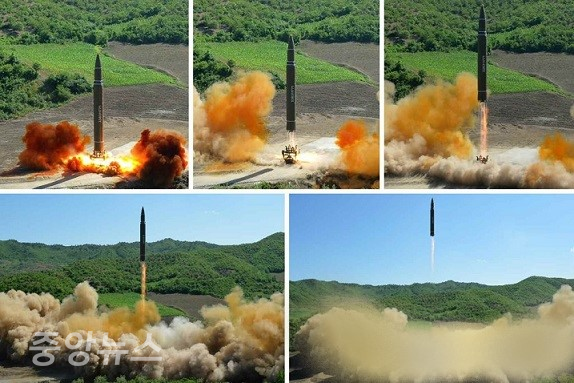 백서에 실린 북한의 미사일 시험 발사 사진(사진=연합뉴스)