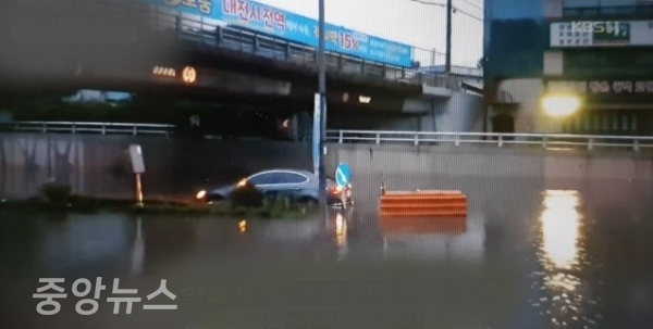 기상청은 밤새 중부지역을 중심으로 많은 비가 내리면서 대전 등이 침수 피해를 크게 입었다고 밝혔다.(사진=방송 캡처)