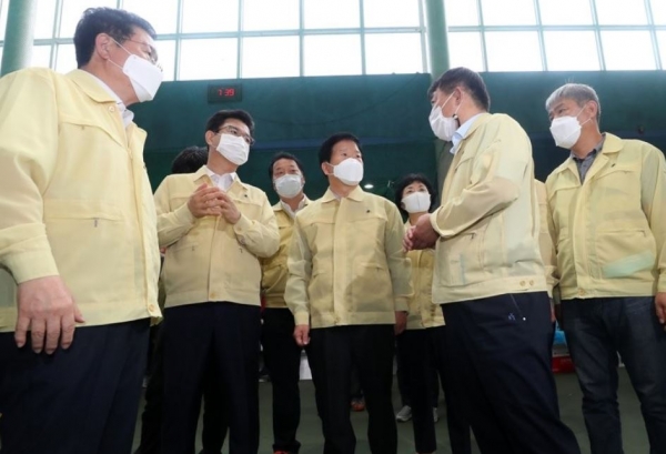 병석 국회의장(가운데)이 31일 오전 침수 피해를 본 주민들이 임시로 생활하는 대전시 서구 복수동 오량실내테니스장을 방문해 시설을 확인하고 있다. 2020.7.31