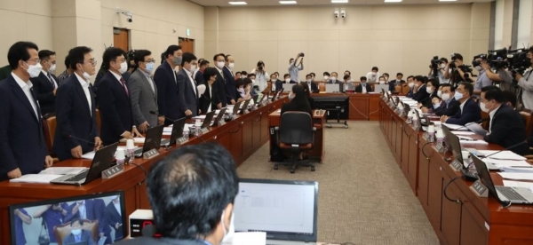 28일 서울 여의도 국회에서 열린 기획재정위원회 전체회의에서 의원들이 안건 서명 동의에 대한 기립표결을 하고 있다.
