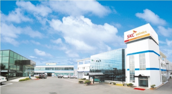 SKC는 반도체 장비·부품 업체 SKC솔믹스를 100% 자회사로 편입하여 반도체 공정용 부품사업에 주력한다고 12일 밝혔다. (사진=SKC)
