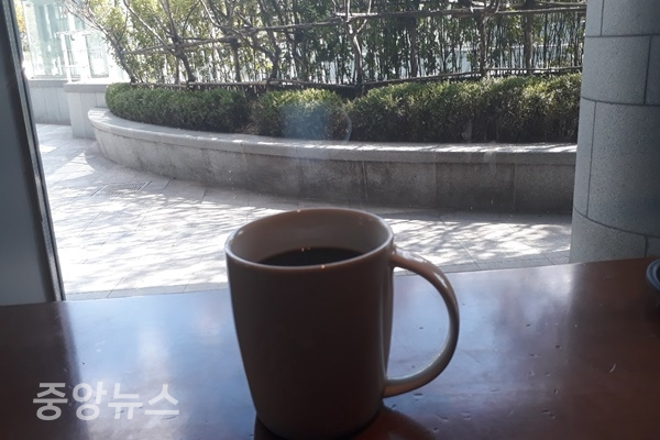 사내 라운지에 커피머신을 비치, 오피스 카페를 즐기는 직장인들이 늘고 있다(사진=신현지 기자)