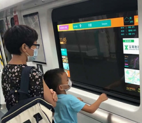 LG디스플레이(LGD)가 중국 지하철에 투명 OLED를 공급하여 중국인들의 생활상을 바꿔놓고 있다. (사진=LG디스플레이)