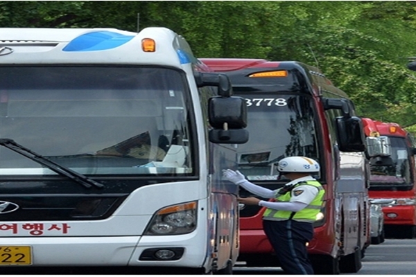 정부는 25일 단기 임차의 전세버스에도 탑승객 전자출입명부를 의무화하기로 했다 (사진=서울시)