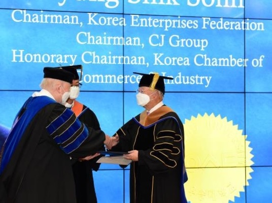 한국경영자총협회(경총)은 손경식 회장이 우송대로부터 명예 경영학 박사 학위를 받았다고 31일 밝혔다. (사진=연합)