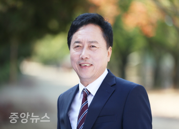 안동대학교 한국문화산업전문대학원, 원장 권기창