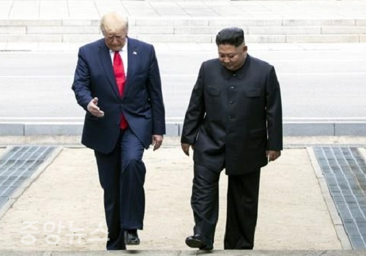 트럼프 대통령은 북한 땅을 밟은 최초의 현직 미국 대통령으로 기록됐다.(사진=연합뉴스)
