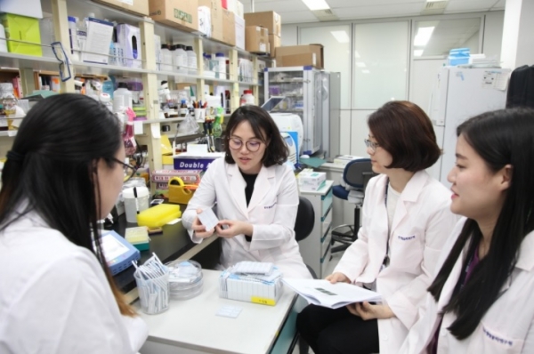 다제 내성 인플루엔자 바이러스 진단키트 살펴보는 한국생명공학연구원 연구팀 (사진=한국생명공학연구원)