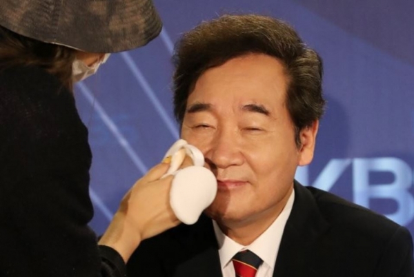 화장을 받고 있는 이 대표의 모습. (사진=연합뉴스)