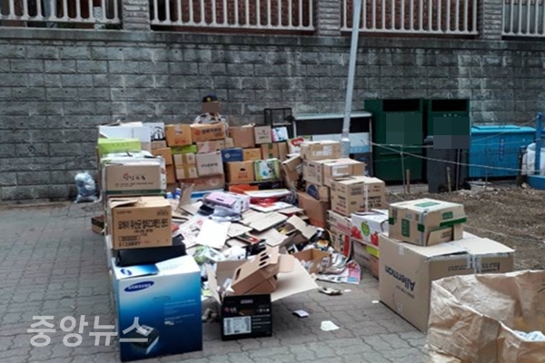 서울시 자치구별 쓰레기 배출일에 따라 한 아파트가 배출 쓰레기를 분리하고 있다(사진=신현지 기자)