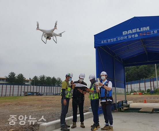 (사진 설명 :인천에 건설중인 e편한세상 부평 그랑힐스 현장에서 대림산업과 협력업체 직원들이 드론을 활용하여 측량작업을 하고 있다.)