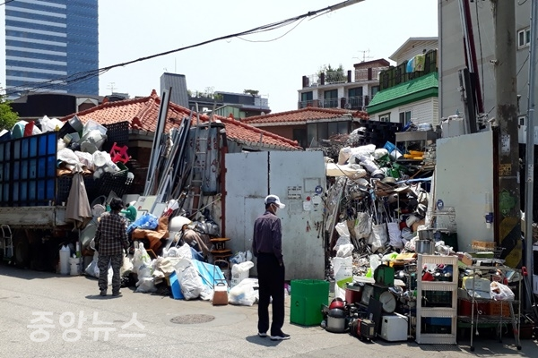 서울 소재의 한 재활용센터가 쓰레기 분류 작업을 하고 있다 (사진=신현지 기자)