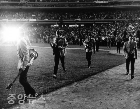 ‘Shea Walk’ (15th Aug. 1965 Shea Stadium, New York, United States 55.8 x 43.4㎝) 사진=XCA/XCI