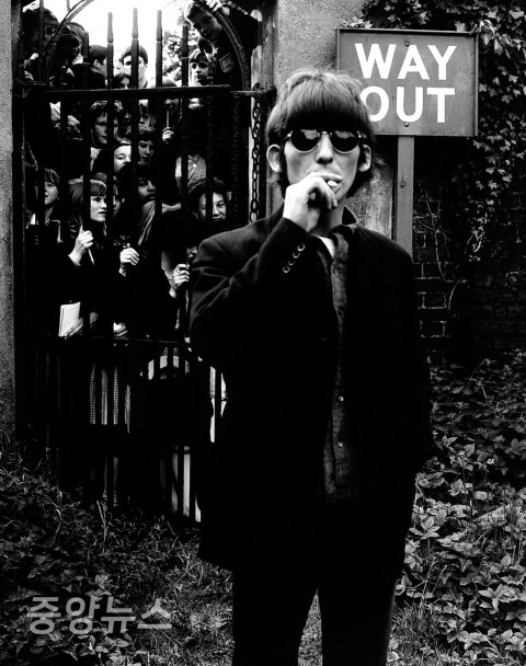‘WAY OUT’ (20th May 1966 Chiswick House Grounds, London, England 68.3 x 86.9㎝)사진=XCA/XCI