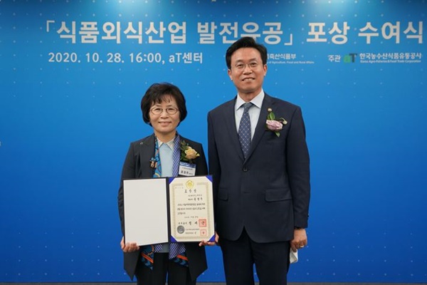비비큐의 윤경주 대표이사가 2020 대한민국 식품대전에서 국무총리표창을 수상했다(사진=BBQ)