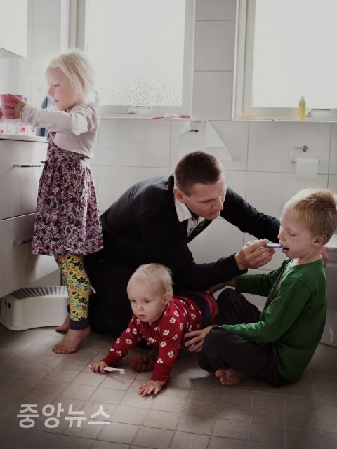 ‘스웨덴의 아빠’ 전시 사진(저작권= 요한 배브만) 사진=주한 스웨덴 대사관 제공