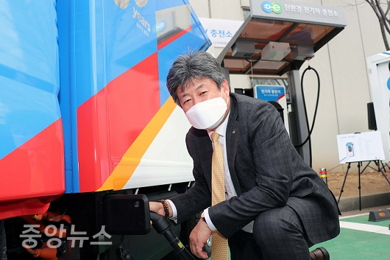 정태영 CJ대한통운 부사장이 EV충전기에 차량을 충전하는 시연행사를 가지며 기념사진 촬영을 하고 있다.