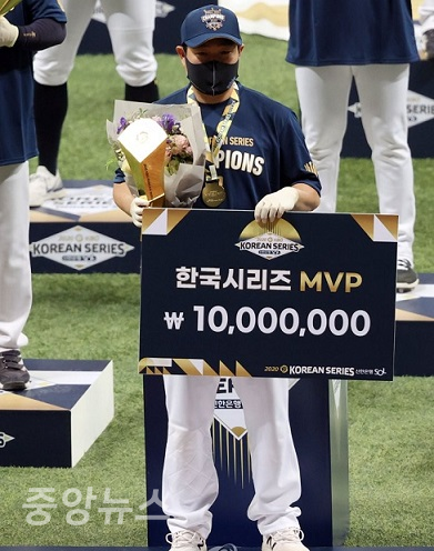 NC의 안방마님이자 주장인 양의지는 한국시리즈 최고의 영에인 MVP에 선정됐다.(사진=연합)