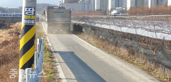 도로가 아닌 농로를 달리는 작업 덤프차량,비산먼지 저감 시설없이 희뿌연 먼지를 일어키는 문제의 트럭 (사진=박미화 기자)