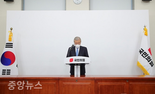 김 위원장이 국회에서 긴급기자회견을 열고 과거 여당이었던 시절, 집권 여당으로서의 책무를 다하지 못했다며 머리를 숙였다.(사진 국민의힘)