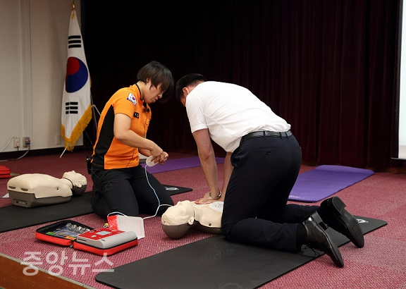 (사진=지난해 8월, 부영그룹 직원이 소방관에게 심폐소생술 실습 교육을 받고 있다. 부영그룹 제공)