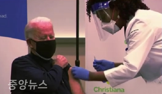 조 바이든 미국 대통령 당선인이 21일 델라웨어주 뉴왁의 크리스티아나 케어에서 코로나 백신을 맞고 있다.(사진=YTN방송 캡처)