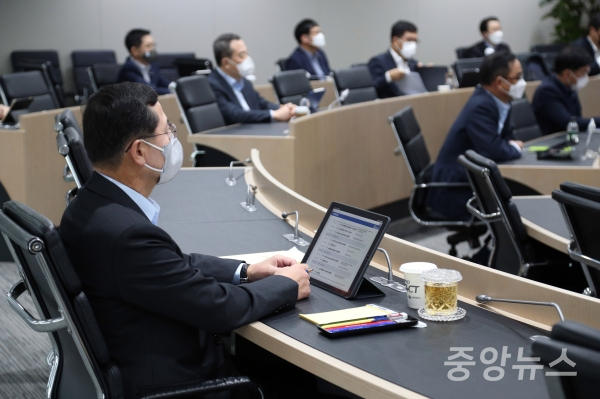 임영진 신한카드사장이 지난 15일 을지로 신한카드 본사에서 열린 2021년 상반기 사업전략회의에서 발언하고 있다. 신한은행 제공.