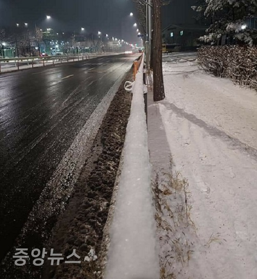 이른 아침 서울의 출근길 기온이 영하 7도까지 떨어진 가운데 어제밤에 내린 눈이 도로 곳곳에 쌓여 빙판길이 만들어졌다.(사진=중앙뉴스 DB)