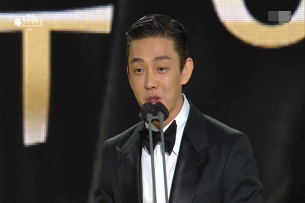 영화 ‘소리도 없이’의 유아인이 남우주연상을 수상했다 (사진=SBS캡처)