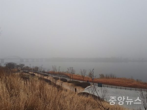 사진은 서울 한강변 미세 먼지사이로 멀리 서강대교가 뿌옇게 보인다(사진=박기연 기자)