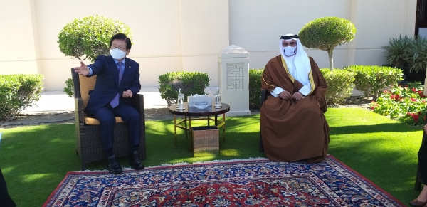 박병석 국회의장은 바레인을 공식 방문하고 살만 바레인 총리 겸 왕세자 면담을 갖고 양국 정부 간 협력을 제안했다.(사진=국회의장실 제공)