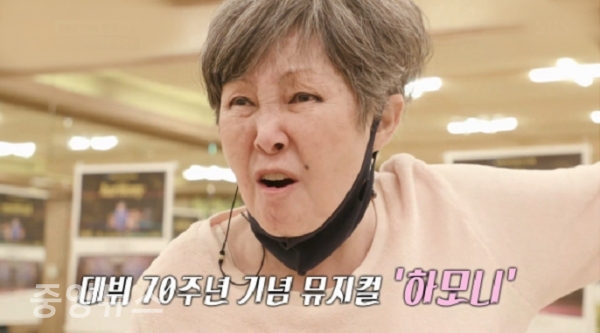 가수 겸 뮤지컬배우인 윤복희(75)는 데뷔 70주년을 기념해 뮤지컬 '하모니'에 출연한다.(사진=SBS방송 캡처)