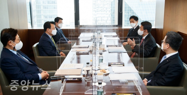 은성수 금융위원장(오른쪽 가운데)이 22일 서울 중구 은행회관에서 금융협회장들과 간담회를 진행하고 있다.(사진= 금융위 제공)