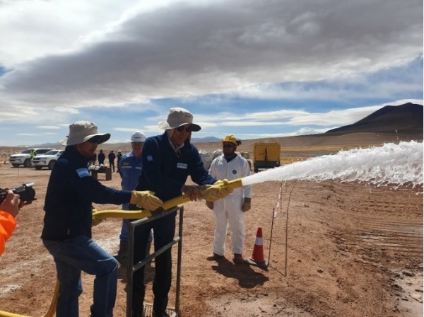 포스코 최정우 회장이 2019년 10월 19일 아르헨티나 옴브레 무에르토 염호 리튬 추출 데모플랜트 건설 현장을 방문해 지하 염수 추출 시현을 하고 있다. (사진=포스코)