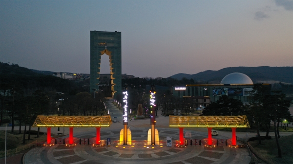 경주엑스포대공원 홍보조형물이 세워질 정문 광장의 야간 전경
