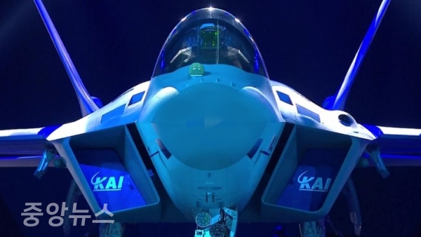 방사청이 최초의 국산 전투기인 KF-21(보라매)의 완성된 실물을 처음 공개했다.(사진=방송캡처)