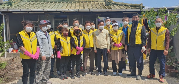 영천시 아름다운봉사회가 취약계층 주거환경개선을 위해 봉사활동을 하고 있다.