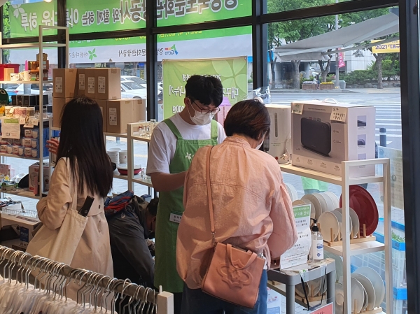 경상북도문화관광공사 직원이 기부물품을 판매하고 있다.