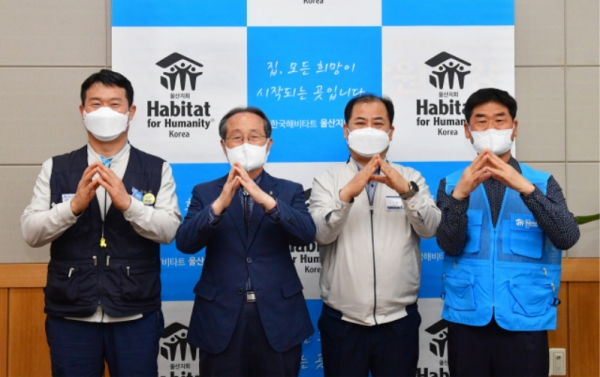 현대차 노사는 30일 울산 북구에 위치한 한국해비타트 울산지회를 방문해 'H-드림하우스’ 기금 전달식을 갖고 사회공헌기금 5,000만원을 전달했다고 밝혔다. (사진=현대차 노사)
