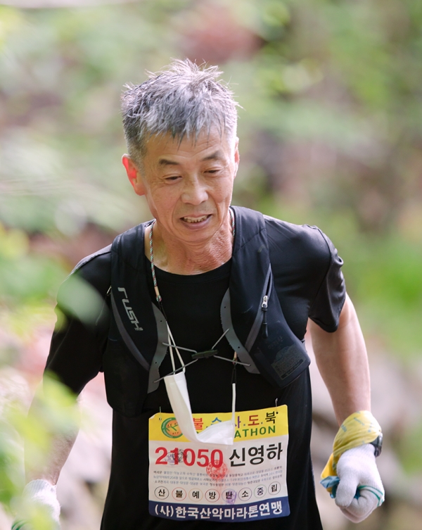 43km 1위를 달리고 있는 신영하 선수 5:50:06 기록시간(사진=정기영 기자)