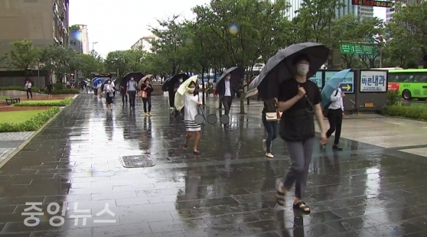 월요일(10일)인 오늘은 전국이 대체로 흐리고, 경기북동부와 강원북부를 제외한 전국 대부분 지역에서 비가 오겠다.(사진=중앙뉴스 DB)