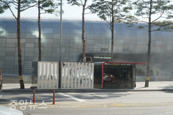 건설연은 식물을 이용한 미세먼지 제로 버스정류장을 동대문 디자인 플라자(DDP) 앞 시티투어 버스정류장에 설치했다.