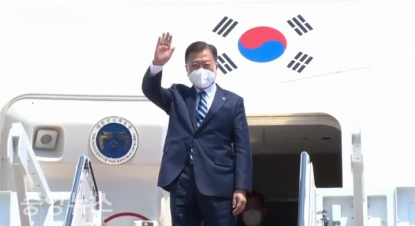 문재인 대통령이 19일(현지시간) 미국 워싱턴 앤드류스 공군기지에 도착해 3박 4일간의 공식 일정에 들어갔다.(사진=방송 캡처)