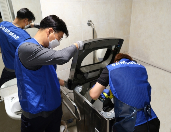 삼성전자서비스는 임직원들의 특화된 제품 점검 기술력을 활용해 서울, 대전, 광주, 부산 등 전국 9개 지역에서 재능기부 봉사활동을 진행한다고 19일 밝혔다. (사진=삼성전자서비스)
