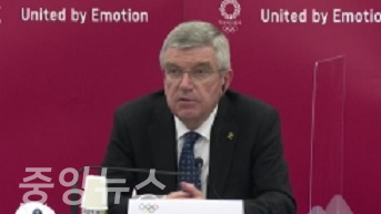 토마스 바흐 국제올림픽위원회(IOC) 위원장이 7월 개최가 예정된 도쿄올림픽을 정상 개최하기 위해 희생까지 각오해야 한다는 발언이 논란의 중심에 섰다.(사진=방송캡처)