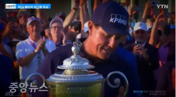 필 미켈슨(미국)이 50대 나이로 메이저( PGA 챔피언십) 우승을 이뤄내며 역대 최고령 우승의 역사를 새로 썼다.(사진=YTN방송 캡처)