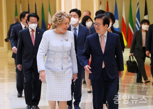 박병석 국회의장·마트비엔코 러 상원의장과 회담장으로 걸어 가면서 대화를 나누고 있는 모습.(사진=국회의장실 제공)